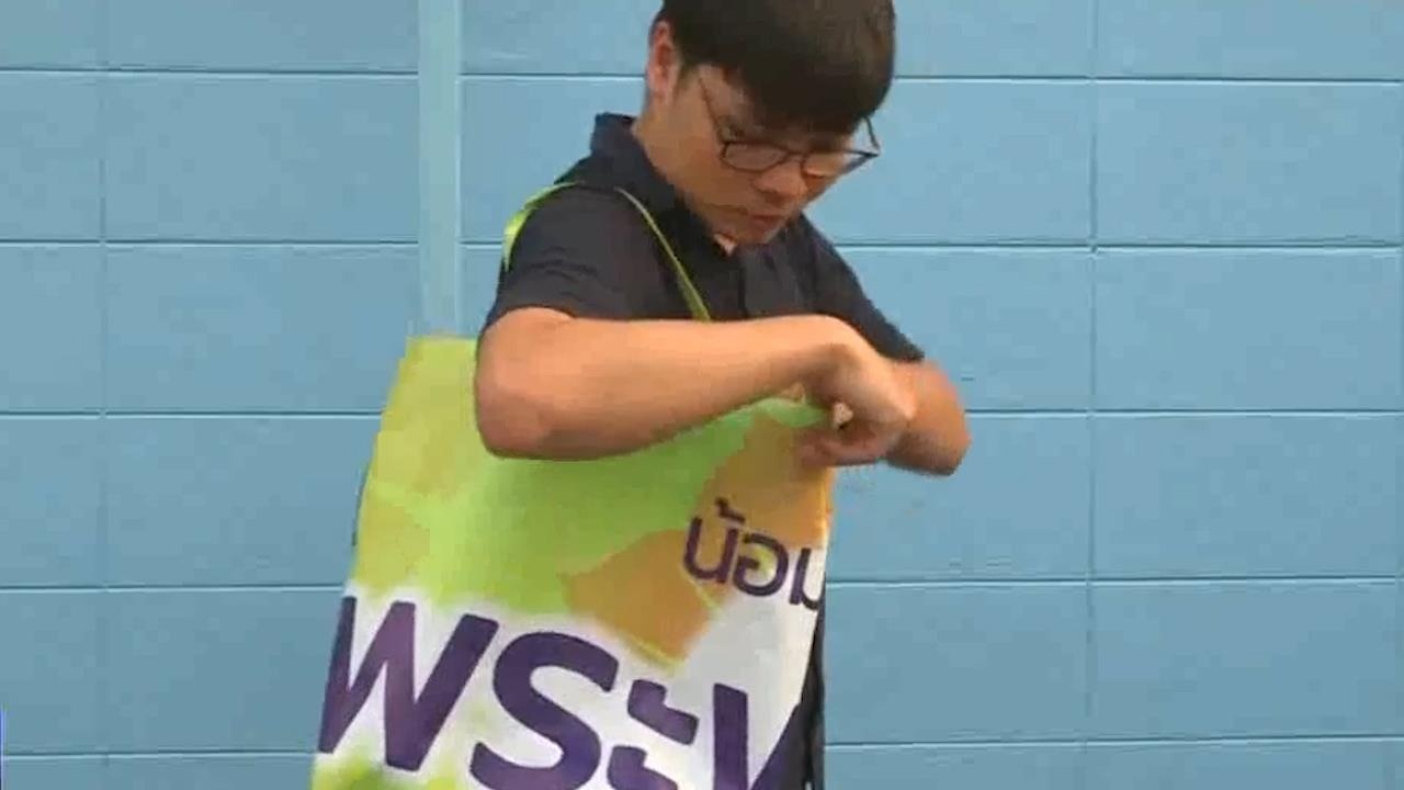 Nguoi Thai Lan tai che rac thanh tui xach hinh anh