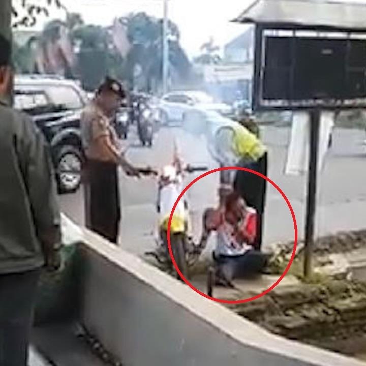 Ro ga tren duong, tai xe bi canh sat Indonesia dui dau net po vao tai hinh anh