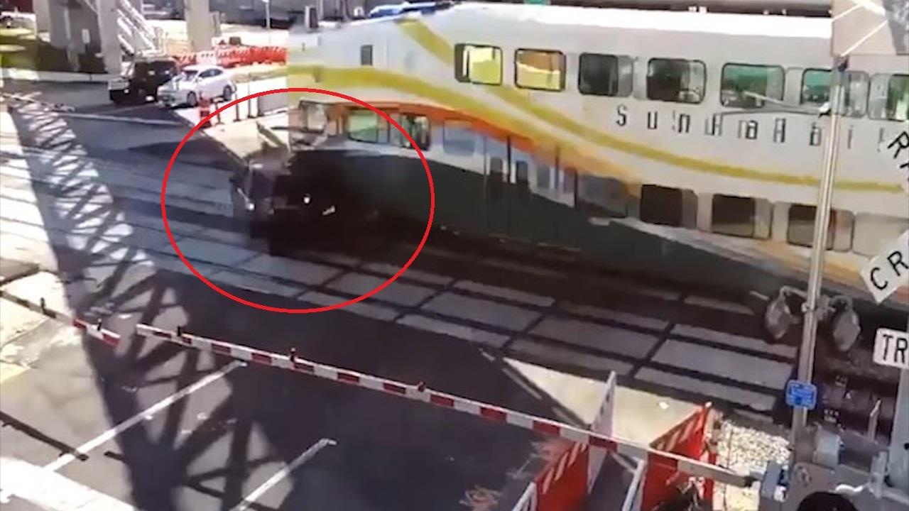 Oto bi xe lua tong vi khong giu khoang cach hinh anh