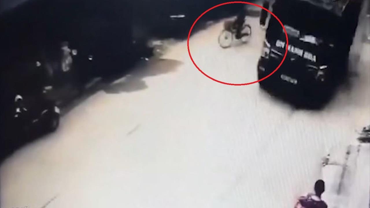 Xe tai danh lai tranh xe dap, suyt dam vao 2 nguoi di duong hinh anh