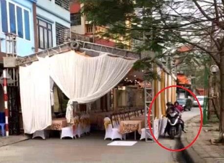 Dung dam cuoi lan chiem duong: Dua voi tinh mang hinh anh