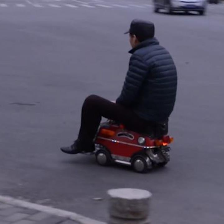 Nguoi dan ong Trung Quoc che tao oto nho gon hinh anh