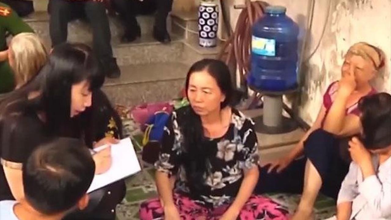 Chua benh nan y bang cach uong nuoc la va nghe hat? hinh anh