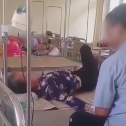 Chong tat vao mat vo bi benh dang nam vien hinh anh