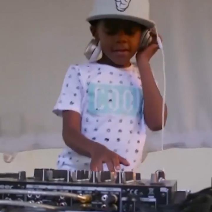 Cau be 6 tuoi tro thanh DJ tre nhat the gioi hinh anh