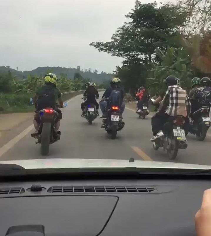 Nhom 'phuot thu' net po, dan hang ngang giua duong gay buc xuc hinh anh