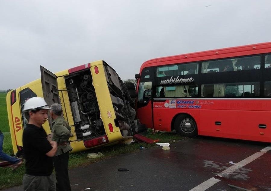 Tai nan lien hoan giua hang loat oto tai, xe khach va xe cuu thuong hinh anh