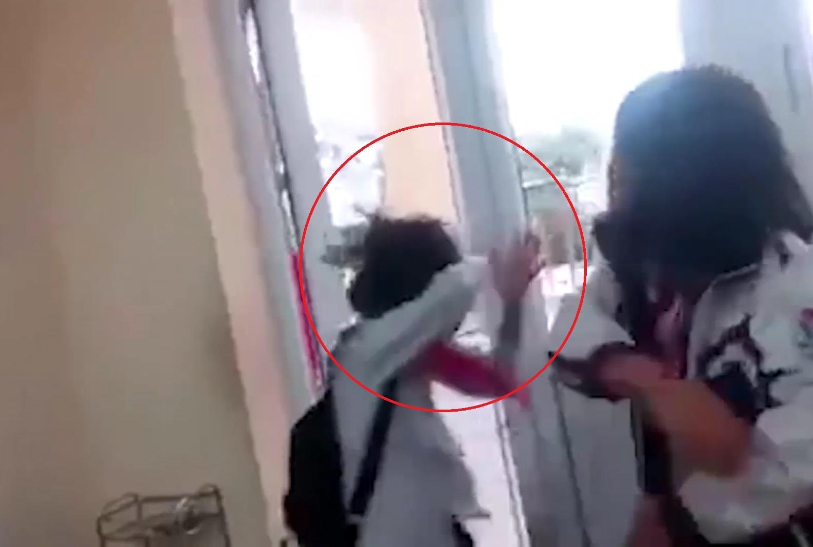 Nu sinh bi ban tat lien tiep giua lop hoc hinh anh