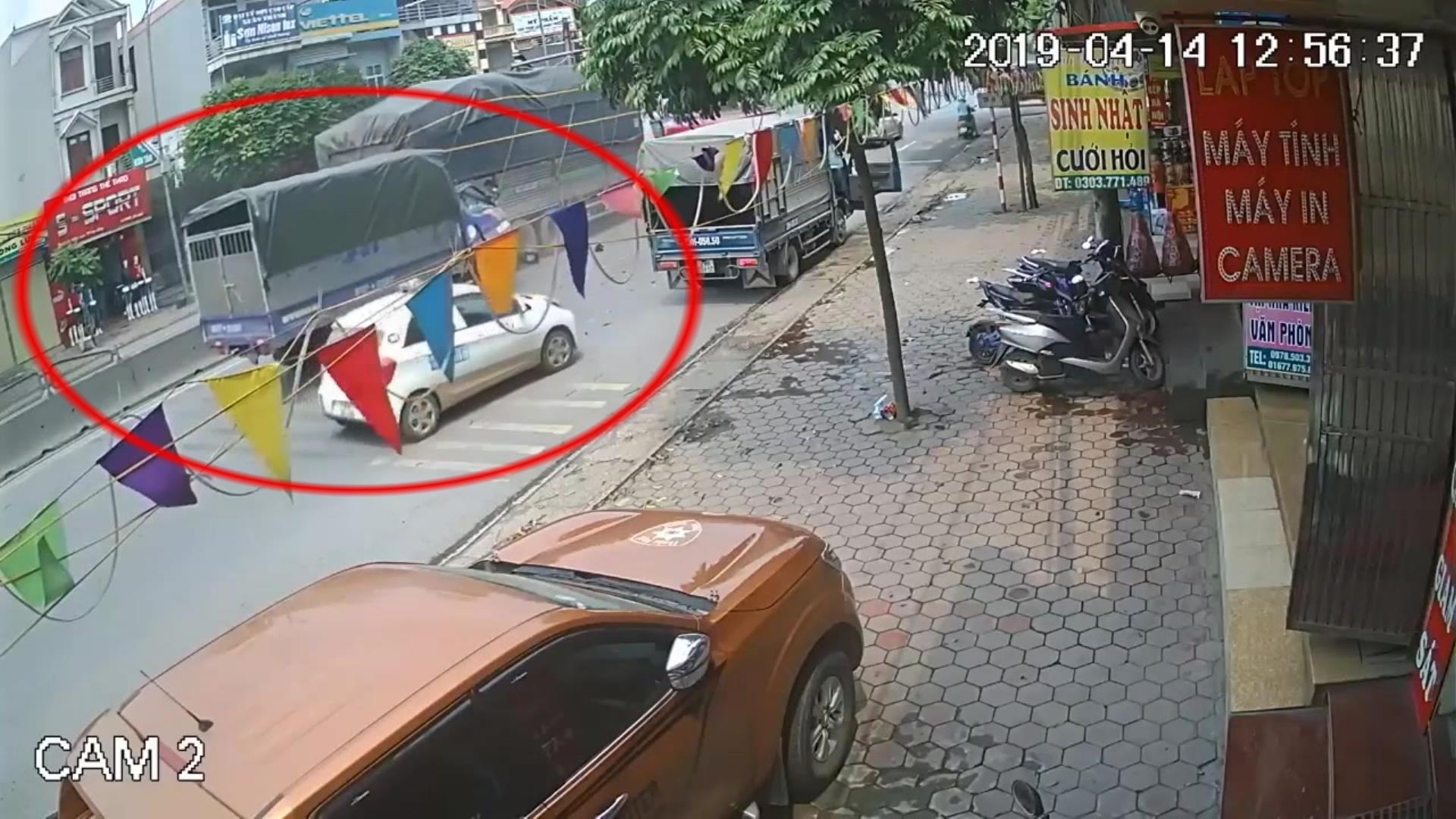 Tong duoi xe tai dung den do, tai xe trong cabin chet tai cho hinh anh