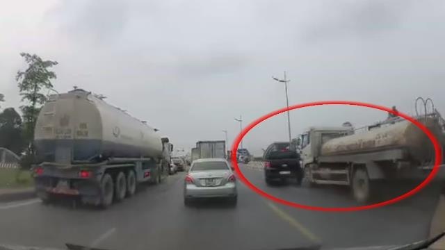 Xe ban tai bi xe bon cho xang keo le nhu trong phim hinh anh