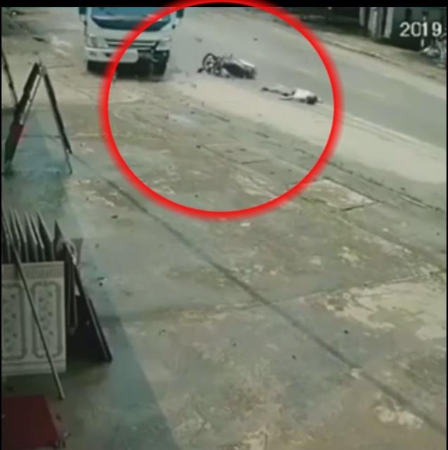 Xe may lan lan dam truc dien xe tai, truot dai 10 m tren duong hinh anh