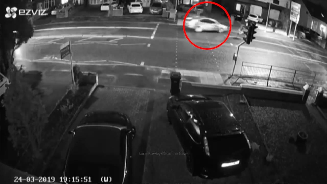 Tranh nguoi di xe dap, oto lao thang vao bien quang cao hinh anh