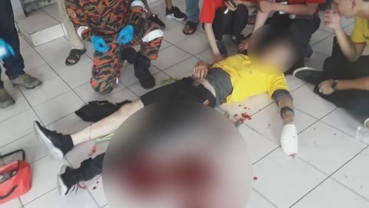 Bi danh trong thuong vi chup selfie trong nha hang hinh anh