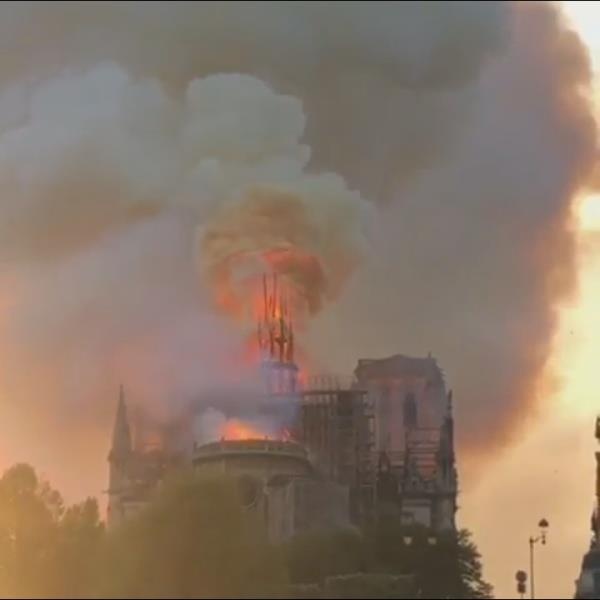 Vu chay Nha tho Duc Ba Paris duoi ong kinh nguoi dan Paris hinh anh