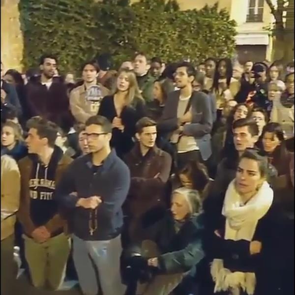 Nguoi dan nghen ngao hat thanh ca truoc Nha tho Duc Ba Paris hinh anh