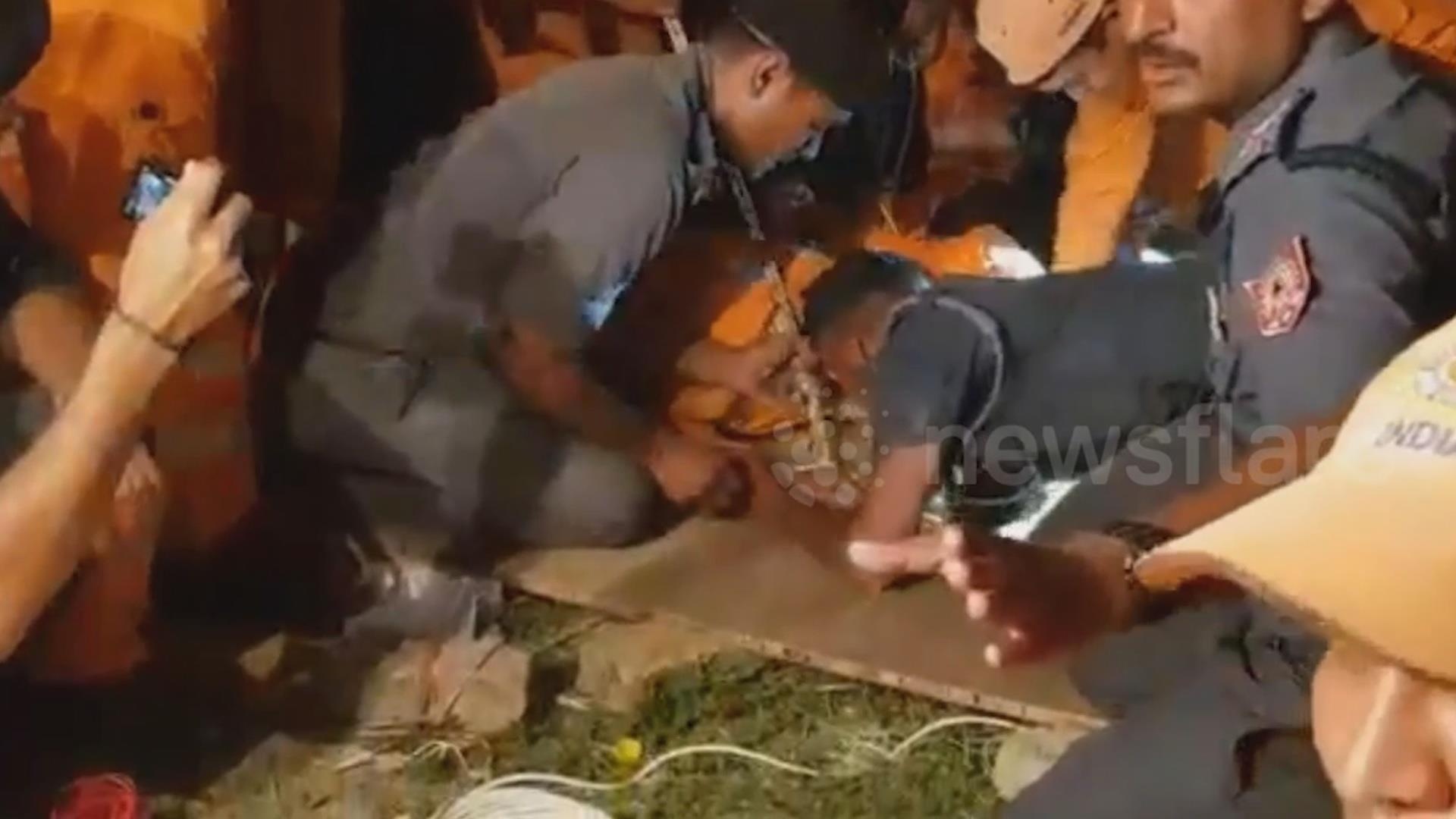 Hai gio hoi hop giai cuu be trai 5 tuoi duoi gieng sau hinh anh