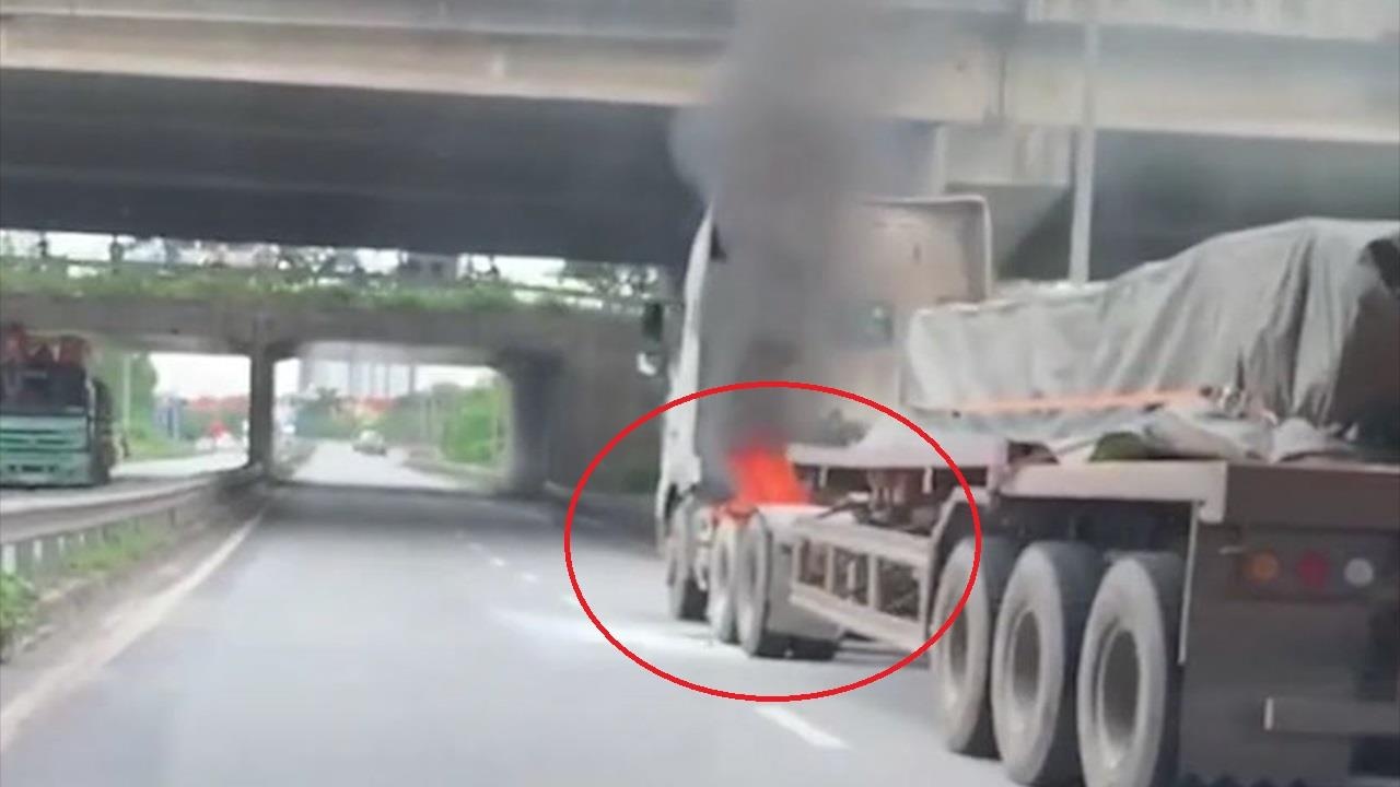 Xe dau keo chay lop, giao thong un tac o gam cau vuot Phap Van hinh anh