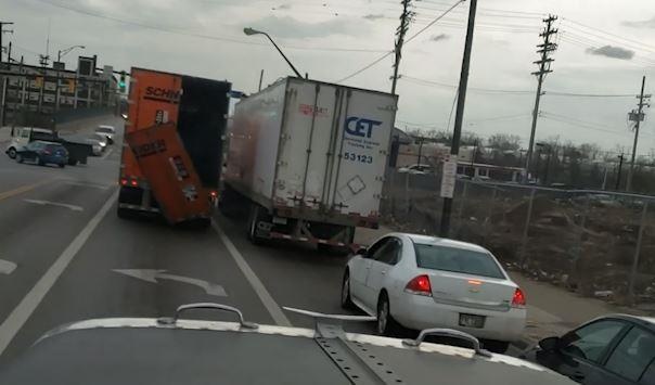 Cua sau cua container va quet roi rot xuong duong o My hinh anh