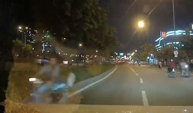 Xe may di nguoc chieu, gio chan khieu khich oto hinh anh