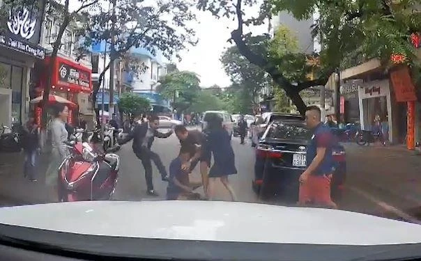 Va cham giao thong, hai tai xe danh nhau giua duong hinh anh