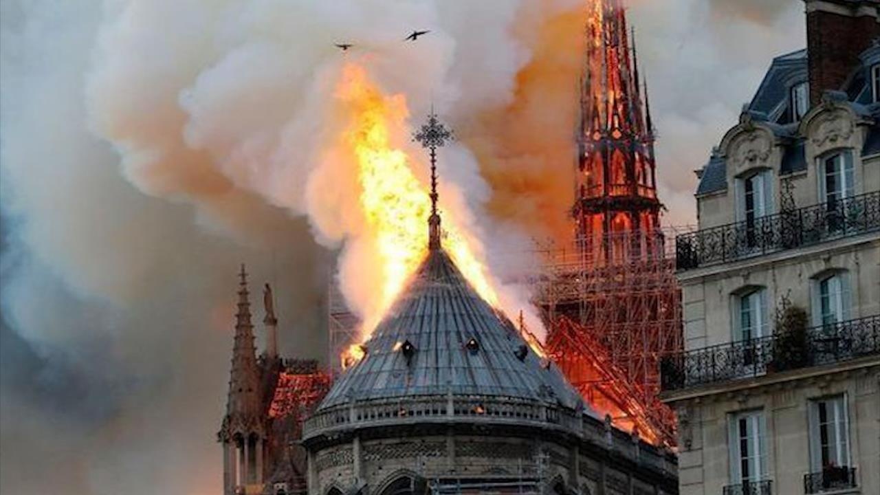 Nha tho Duc Ba Paris da chay the nao? hinh anh