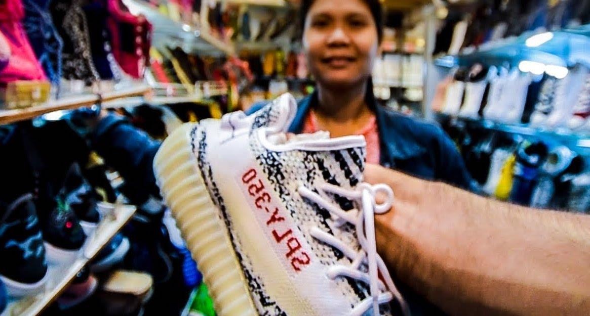 Anh Tay di mua do fake o Bac Kinh va ky nang tra gia thuong thua hinh anh