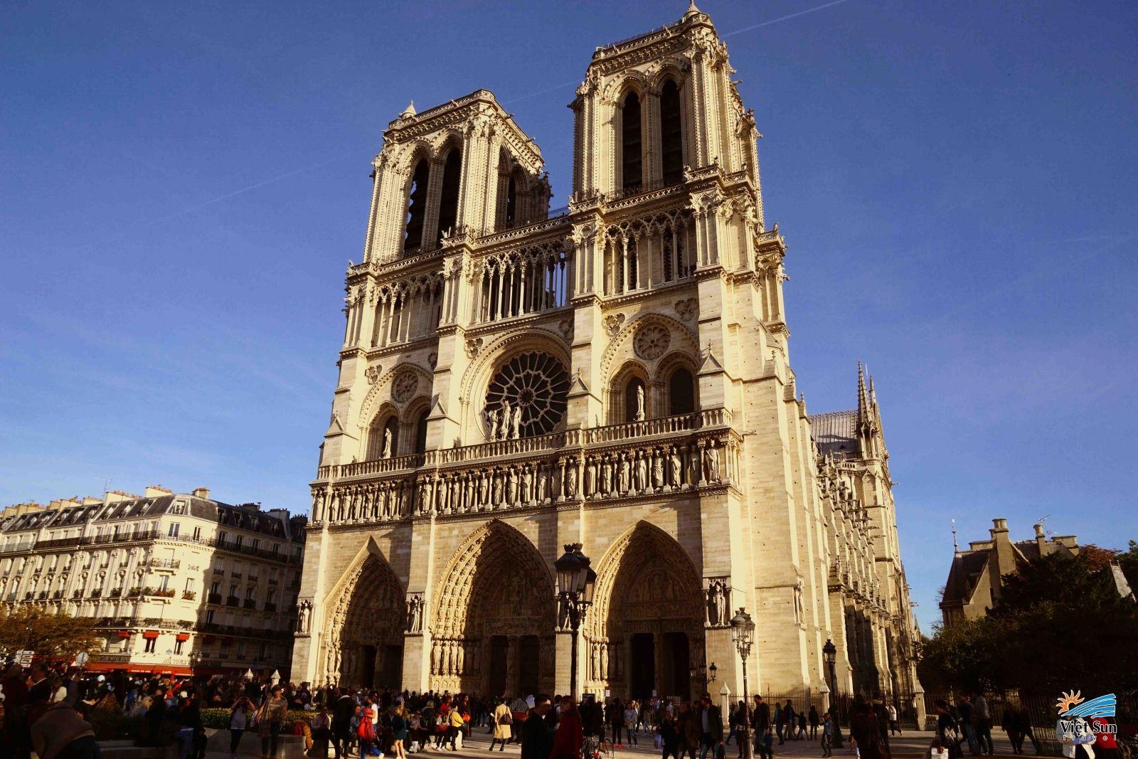 Nha tho Duc Ba Paris trong mot ngay nang truoc vu chay hinh anh