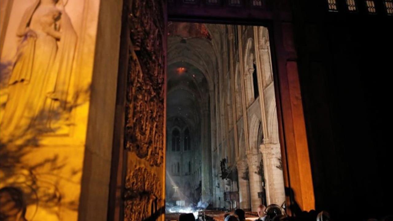 Ben trong Nha tho Duc Ba Paris tan hoang sau vu chay hinh anh