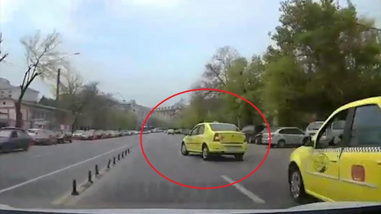 Re khong quan sat, taxi bi oto phia sau dam cuc manh hinh anh