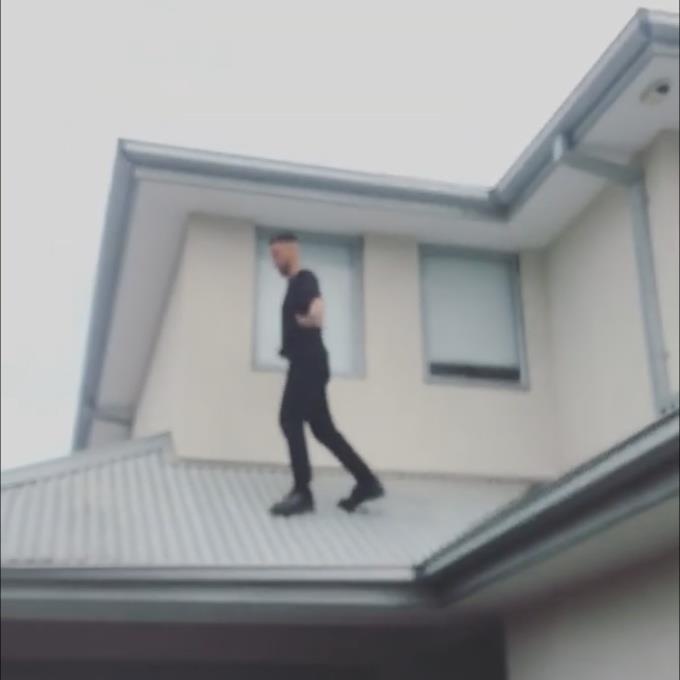 Nam thanh nien nga dau tu mai nha sau man di dao day 'tu tin' hinh anh