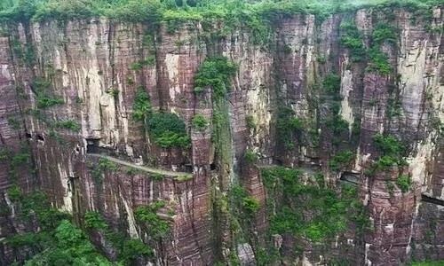 Duong ham cheo leo tren vach da ben bo vuc tham o Trung Quoc hinh anh