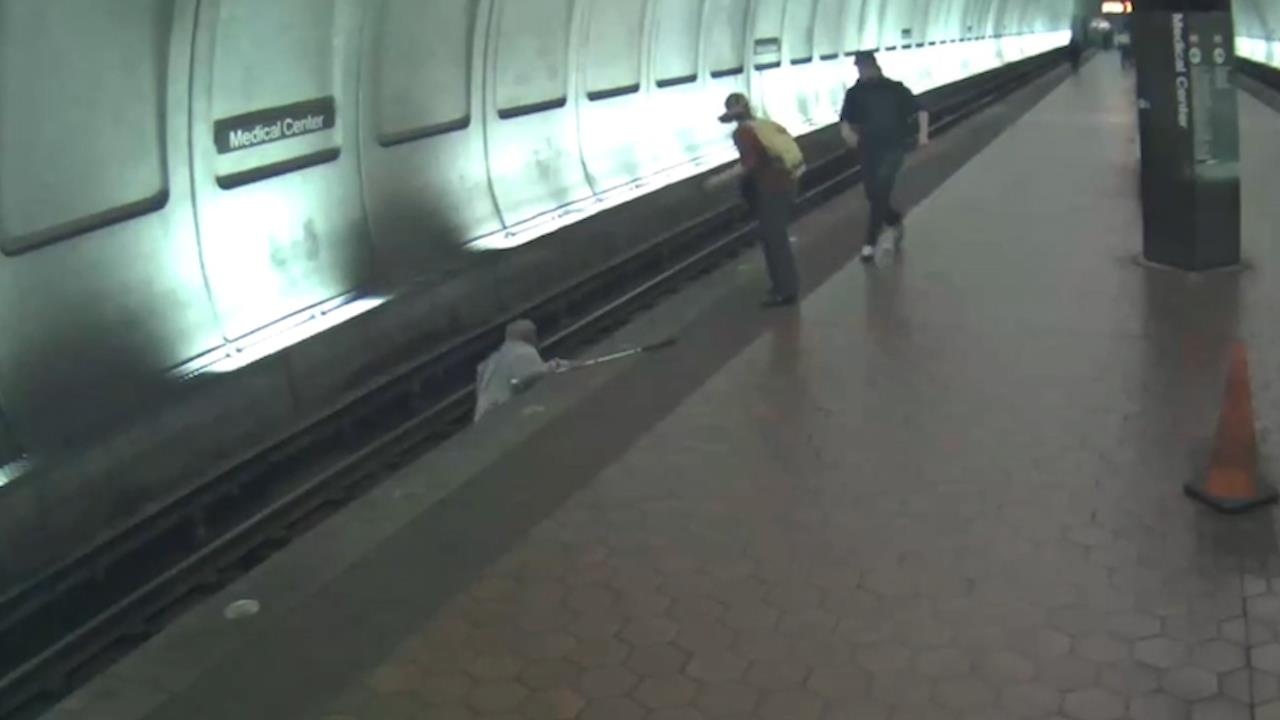 Giai cuu ong lao mu bi roi xuong duong ray hinh anh