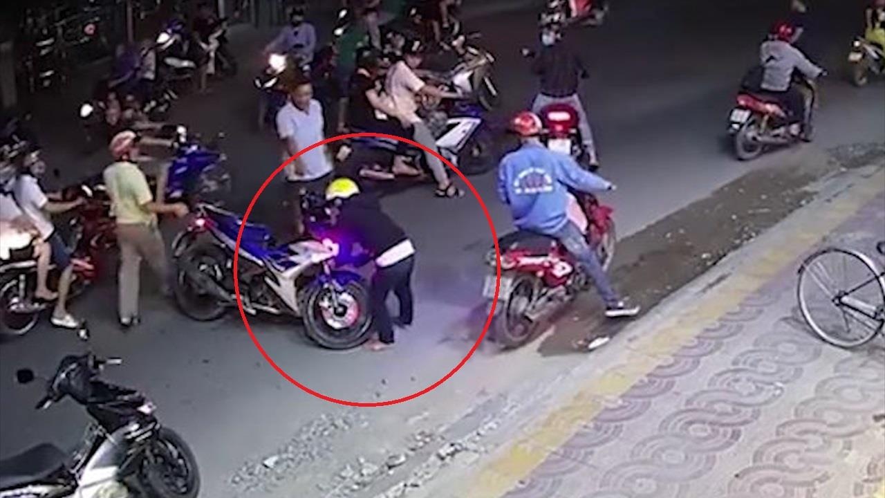 Vua lay cap xe may, ten trom gay tai nan roi bo chay hinh anh