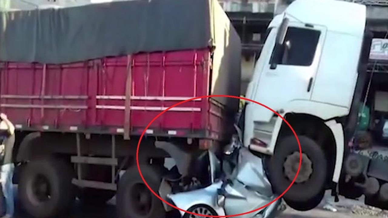 Gap tai nan, nam tai xe Brazil may man song sot trong oto bi bep rum hinh anh