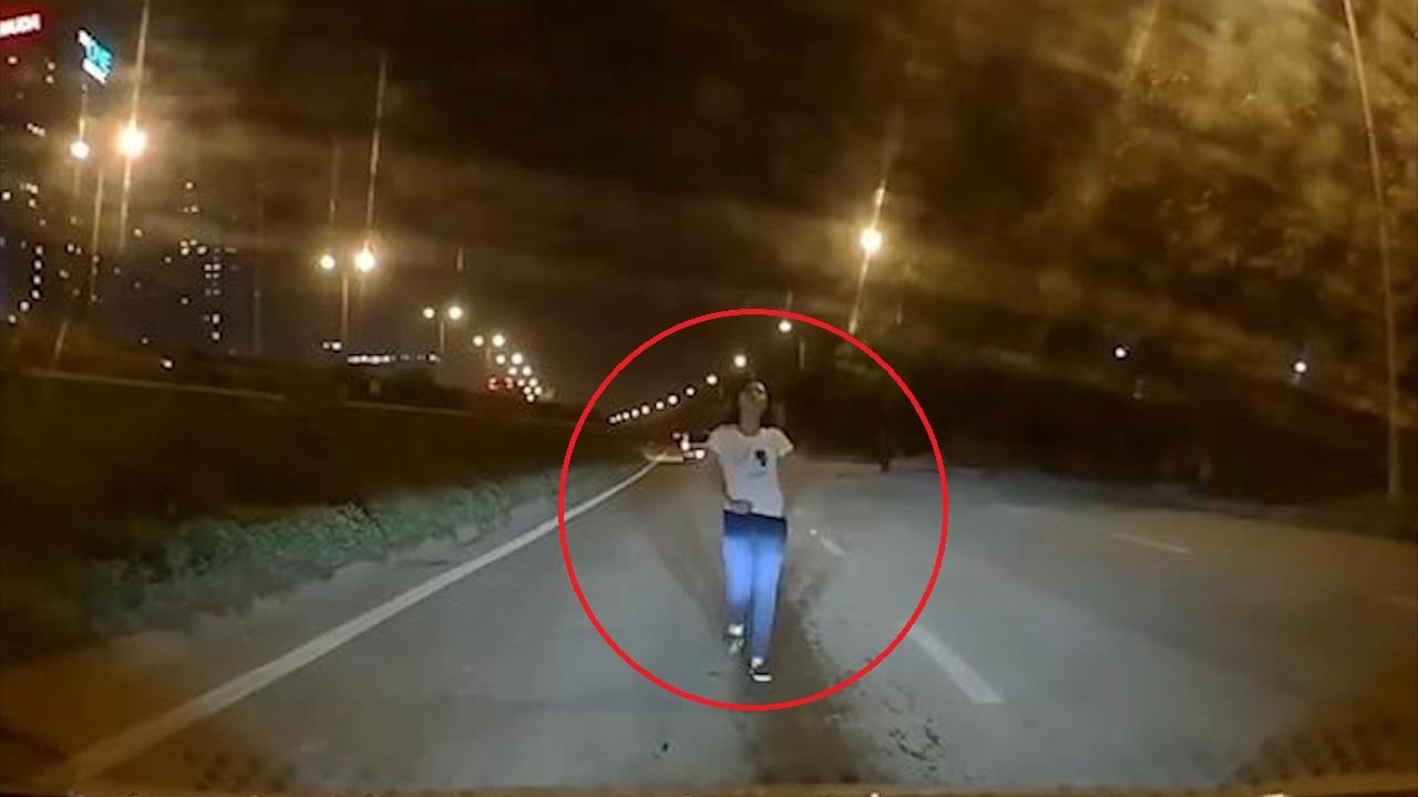 Co gai bat ngo chay ra giua duong, lao thang vao dau oto hinh anh