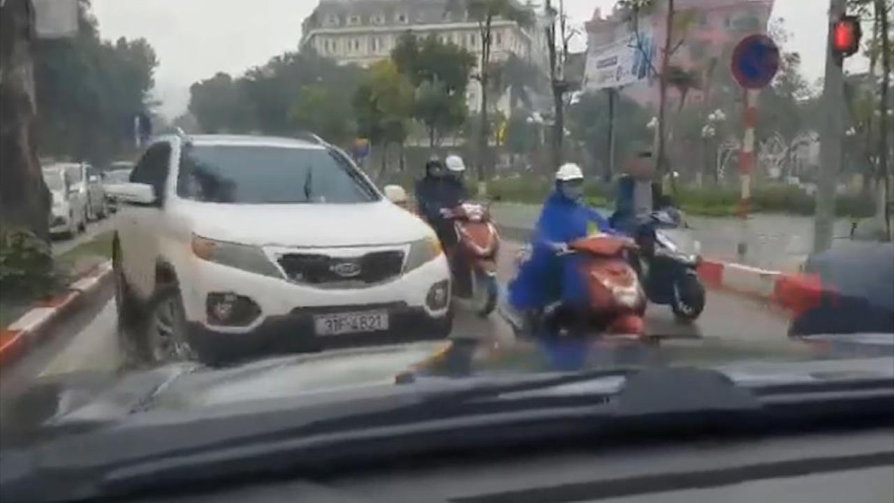 Oto va xe may ngang nhien di nguoc chieu gay un tac hinh anh