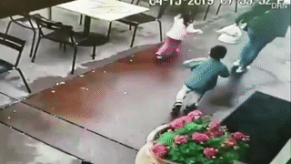 3 me con thoat chet trong gang tac khi oto lao thang vao nha hinh anh