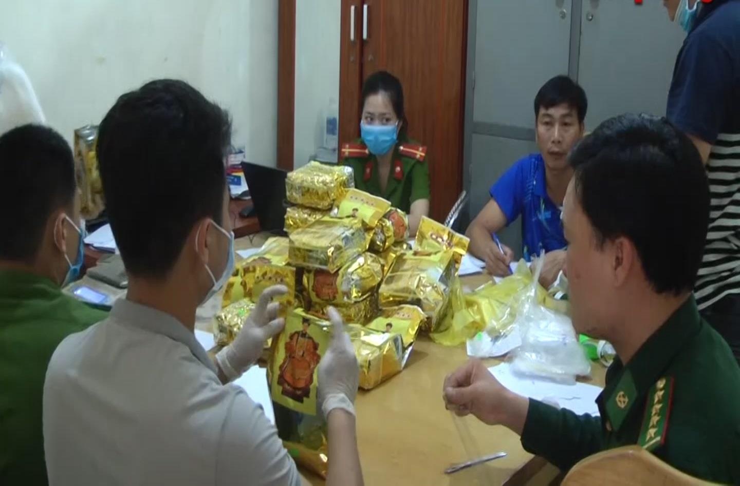 Can canh lo hang 'khung' nghi ma tuy da bi vut ben ve duong hinh anh