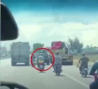 Truy duoi tai xe xe ban tai bo chay sau khi dung riu chem nguoi hinh anh