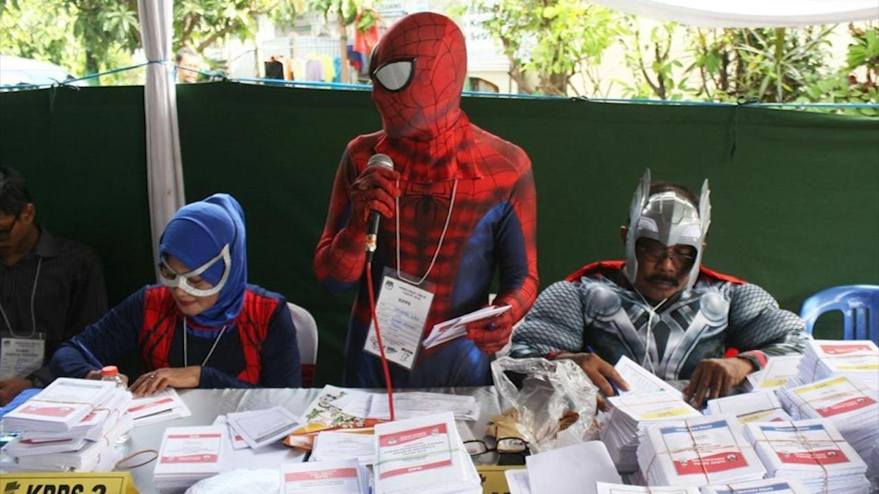 'Nguoi Nhen' va 'Than Sam' co vu nguoi di bo phieu o Indonesia hinh anh