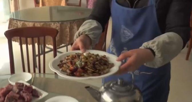 Nguoi dan ong nuoi hang trieu con gian lam moi nhau hinh anh