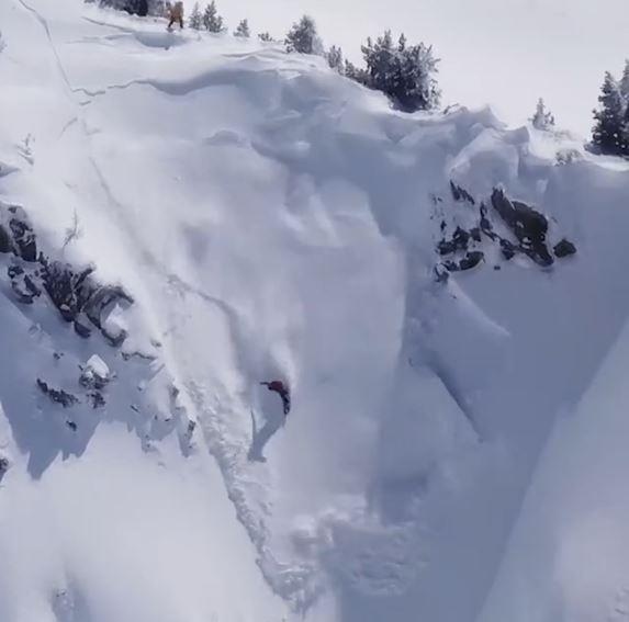 Nguoi dan ong may man song sot sau tran tuyet lo o Tay Ban Nha hinh anh