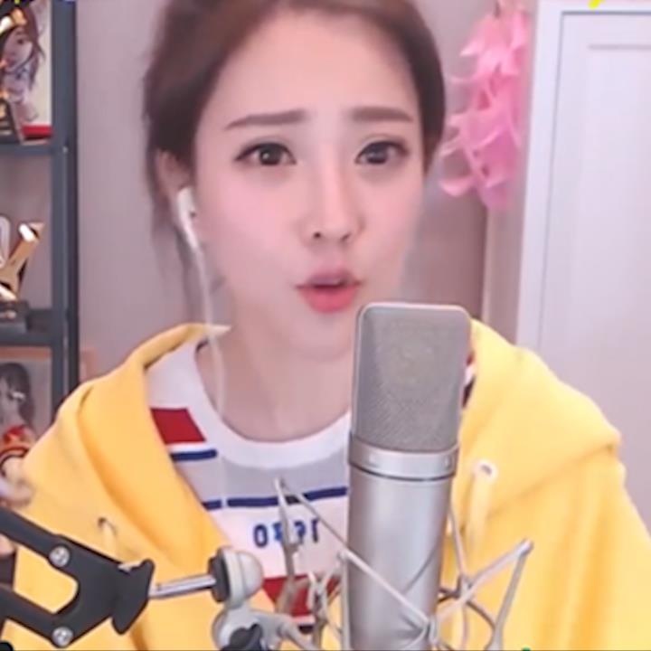 Cac streamer Trung Quoc trang diem quai di khi giao luu voi dan mang hinh anh