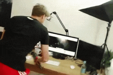 Vi sao tre noi dien khi bi tat may choi game? hinh anh