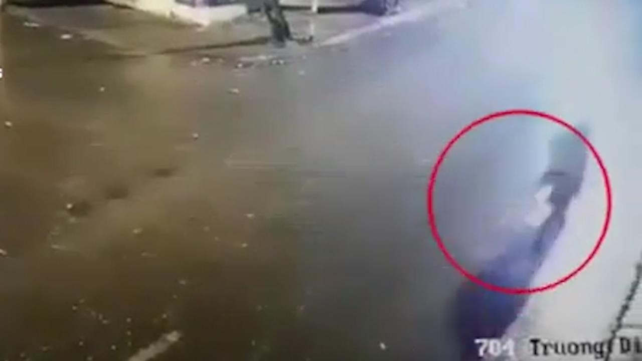 Nguoi phu nu chay xe may bong nga xuong duong tu vong o Ha Noi hinh anh