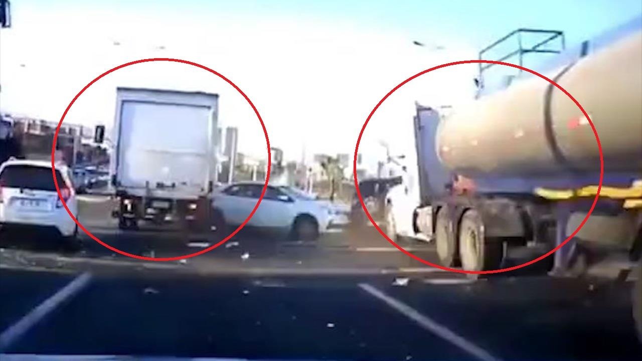 Xe tai va xe bon tong hang loat oto dang dung den do hinh anh