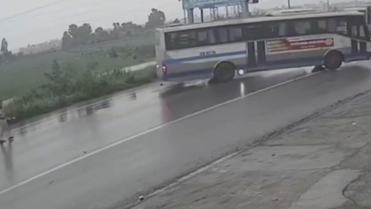 Xe khach phong nhanh suyt tong CSGT dang dung phan lan hinh anh