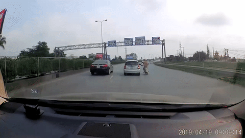 Oto tat dau dung xe may nga lan giua duong hinh anh