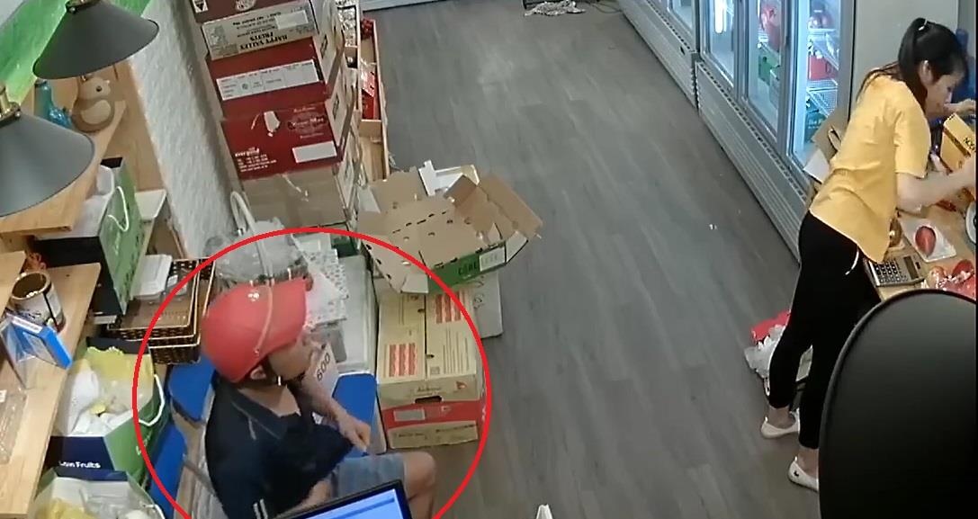 Vo mua hang roi trom lien tiep 2 chiec dien thoai o Ha Noi hinh anh