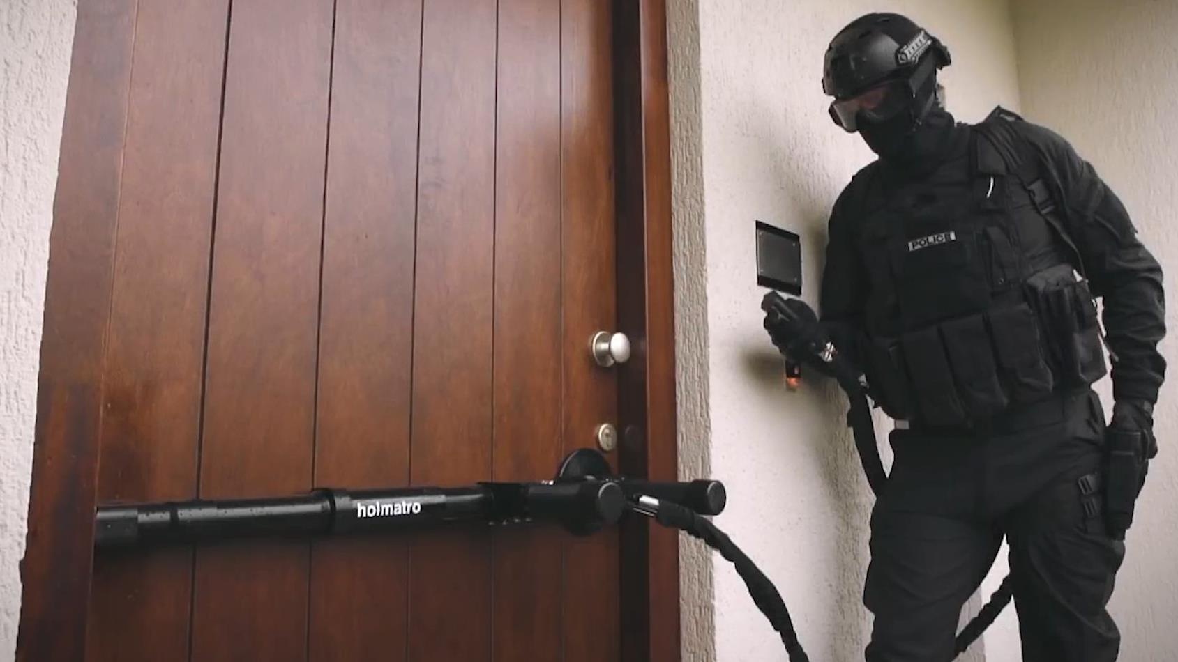 Day la thu giup canh sat pha khoa cua trong 2 giay hinh anh